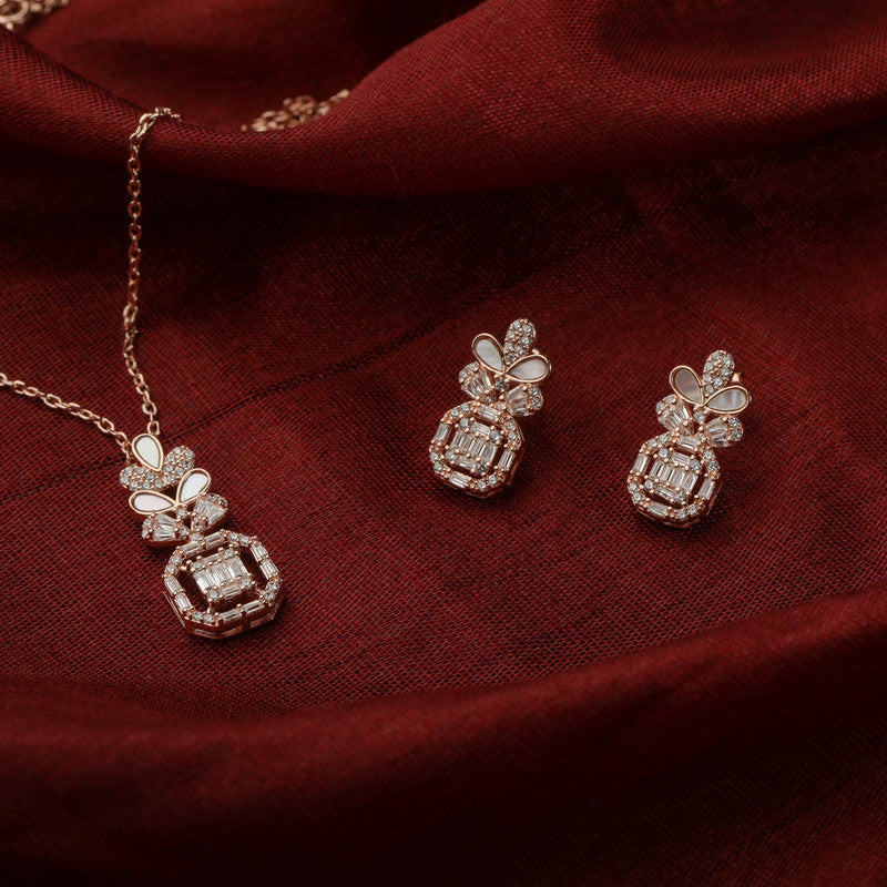 925 Silver Sparkling Oval Queen Pendant