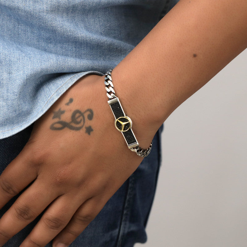Man wearing 925 Silver Benz Bracelet in Sterling Silver with Stylish Chain Links