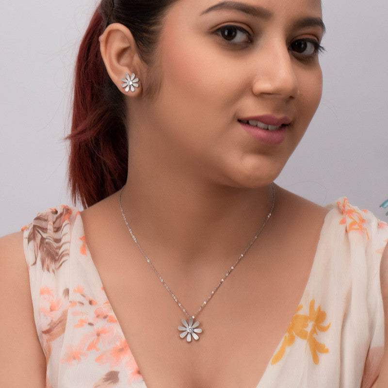 Woman wearing 925 silver daisy pendant and earrings – stylish ethnic jewelry set