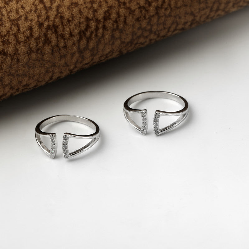 925 silver geometric trigo toe ring displayed with props – modern silver accessory