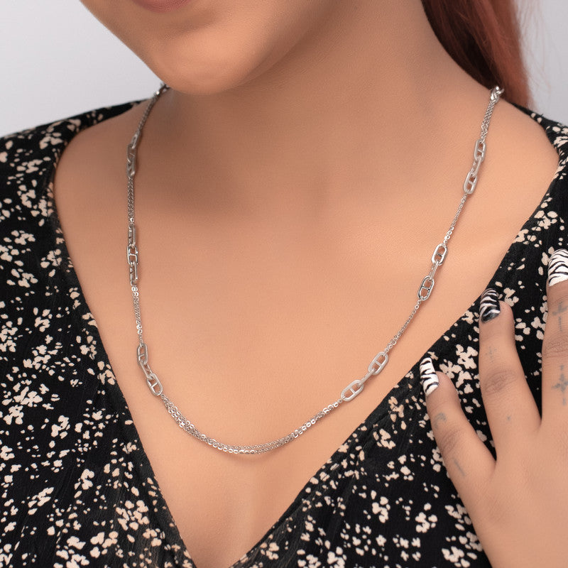 Woman wearing 925 Silver Interlocking Cuboid Chain Bracelet – perfect Raksha Bandhan and festive gift for sisters and loved ones.