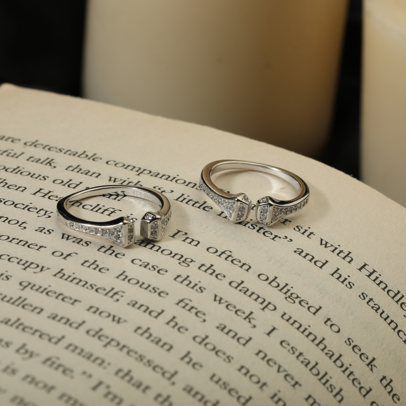 925 Silver Little Luxury Toe Ring displayed on festive background – stylish sterling silver toe ring with fine detailing.