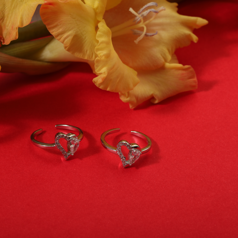 925 Silver Love Shine Toe Ring displayed on festive background – stylish sterling silver toe ring with fine detailing.