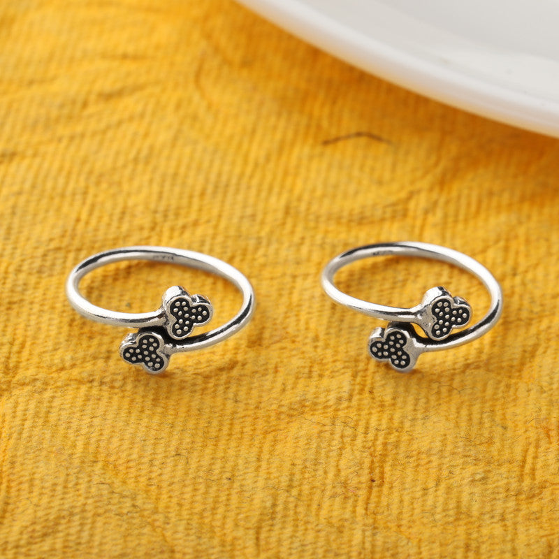 925 silver open floral vine toe ring displayed with props – floral vine silver accessory