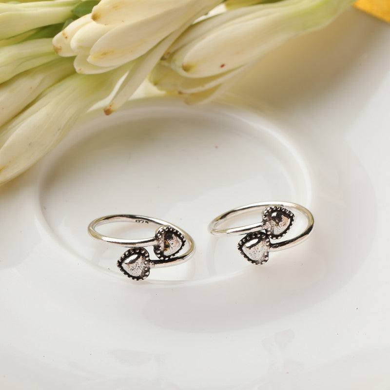 925 silver open heart toe ring displayed with props – romantic silver accessory