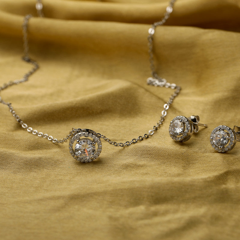 Woman wearing 925 silver round pendant set – stylish ethnic jewelry