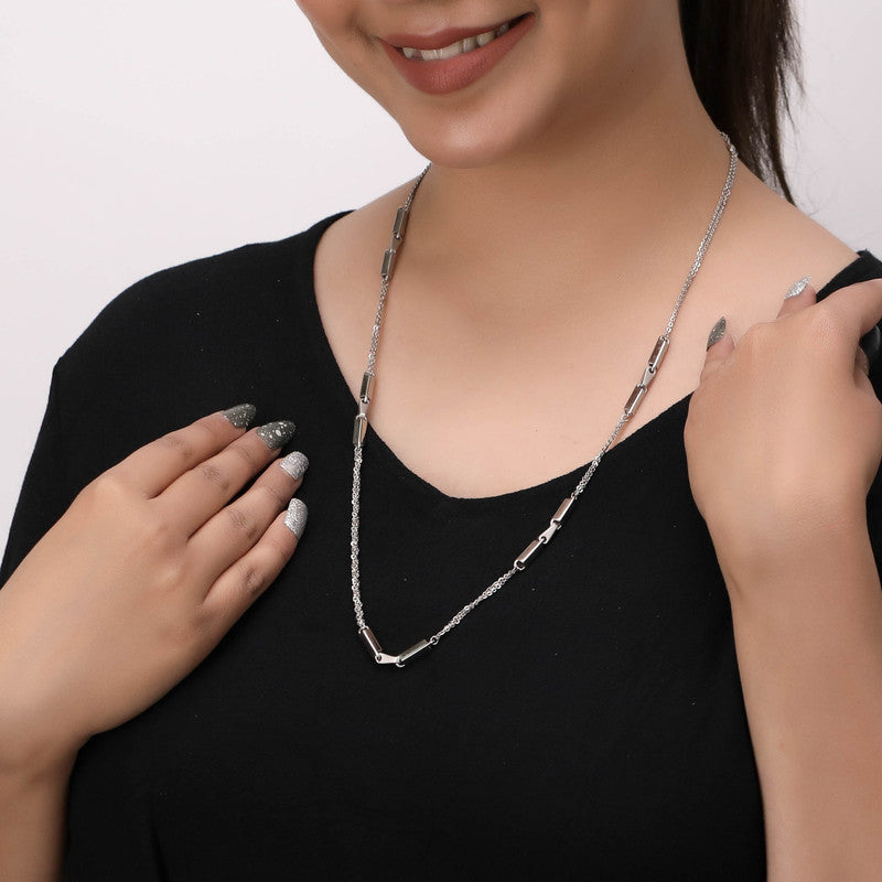 Woman wearing 925 Silver Solid Cuboid Chain Bracelet – perfect Raksha Bandhan and festive gift for sisters and loved ones.
