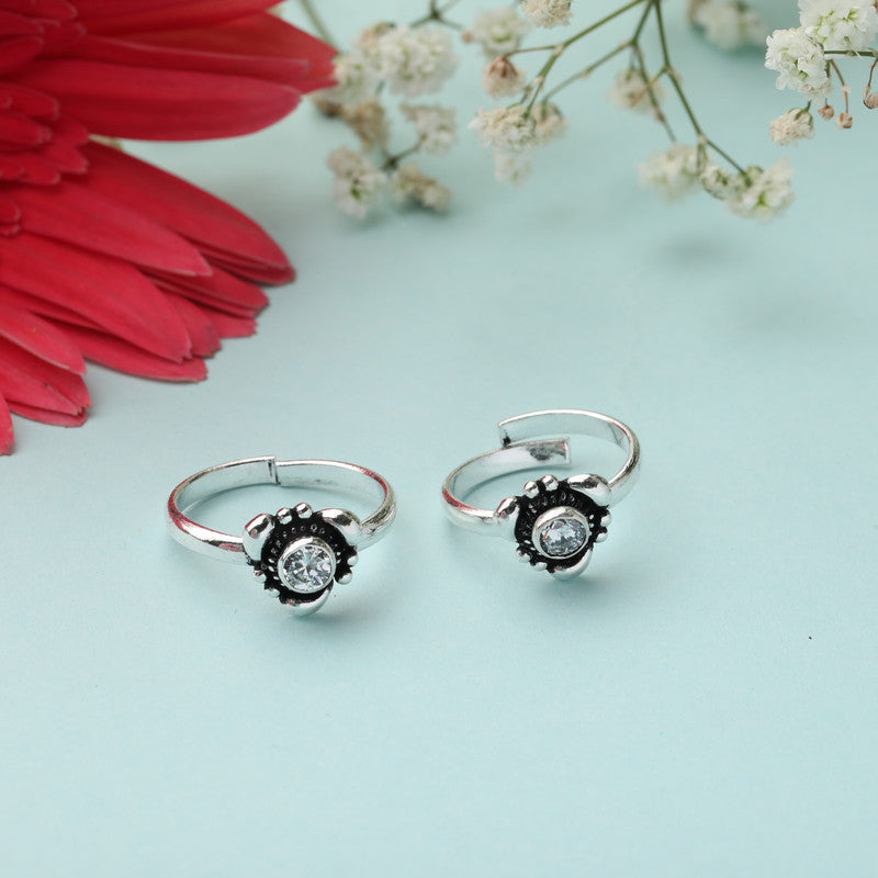 925 silver solitaire toe ring displayed with props – classic silver accessory with stone