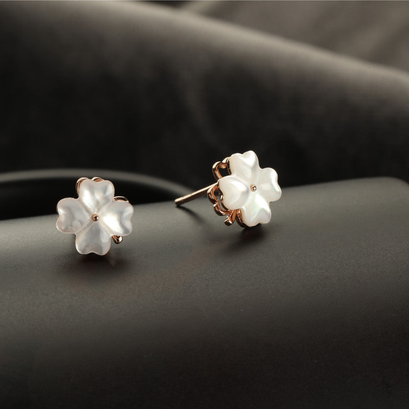 Close-up of Spinning Heart Stud Earrings – Raksha Bandhan gift idea for sisters