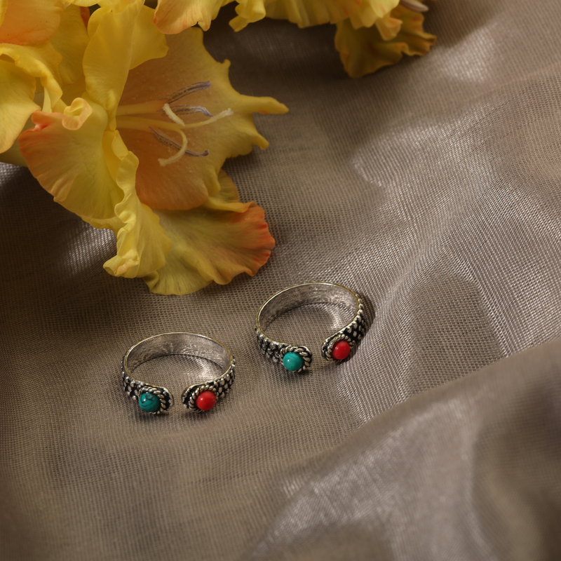 925 Silver Sun & Sand Toe Ring displayed as prop image on festive background – stylish sterling silver toe ring with fine detailing.