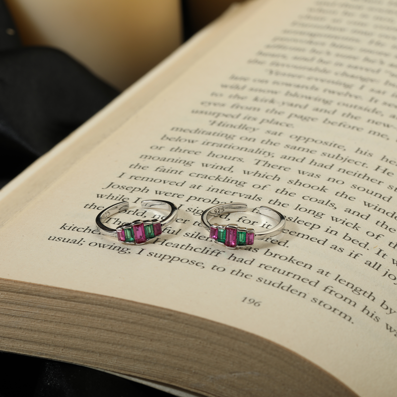 925 Silver Tango Toe Ring displayed on festive background – stylish sterling silver toe ring with fine detailing.