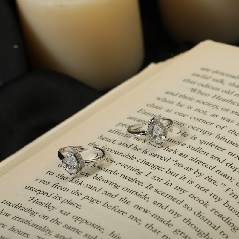 925 Silver Temptation Toe Ring displayed on festive background – stylish sterling silver toe ring with fine detailing.