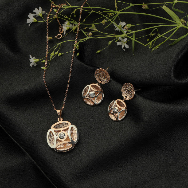 Radiant 925 silver Megnum pendant shining against dark backdrop, ideal for evening occasions.
