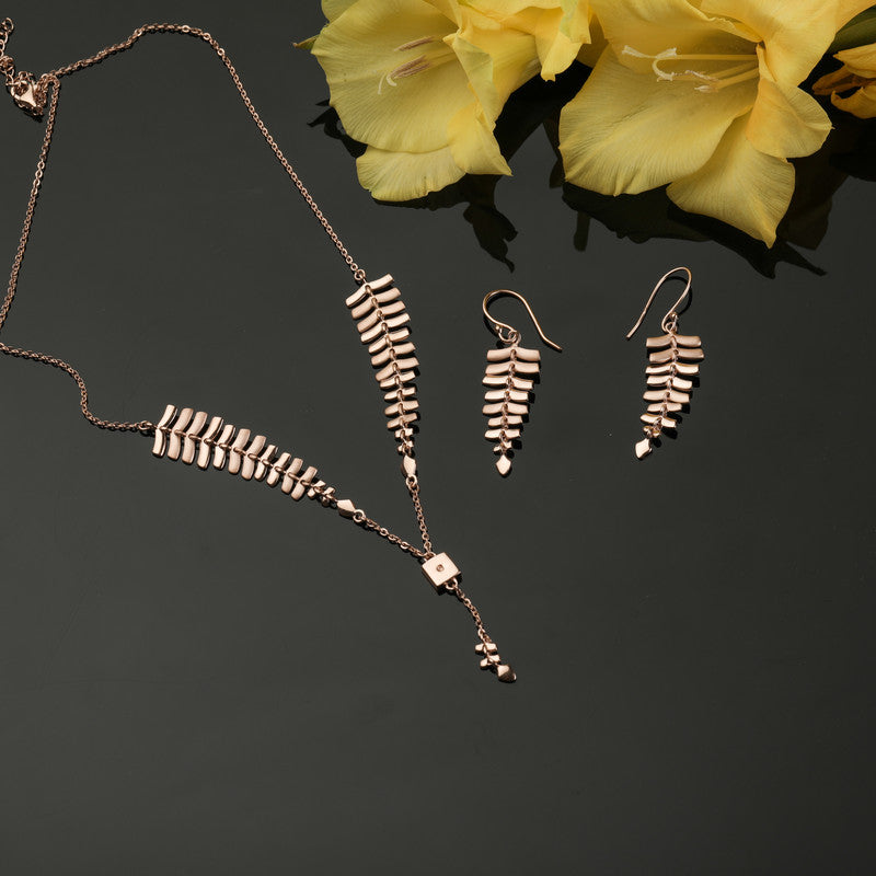 Shining 925 silver fern necklace, glowing beautifully for Diwali nights and cultural occasions.