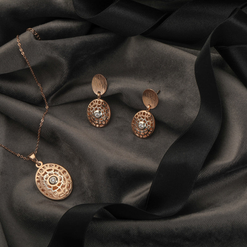 Shining 925 silver oval filigree pendant, perfect for Diwali nights and wedding celebrations.