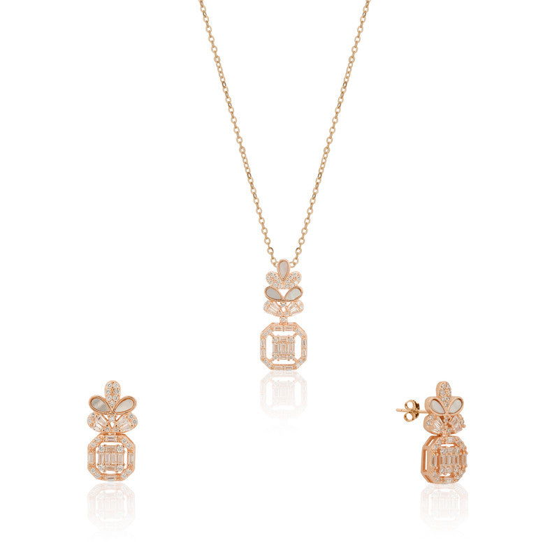 Delicate oval queen pendant in 925 silver, timeless festive jewellery piece.