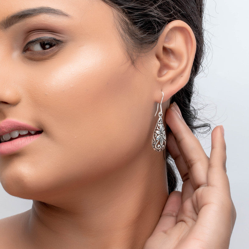 Oxidized Silver Filigree Teardrop Earrings on Model – Stylish Silver Jewellery for Navratri, Diwali and Wedding Outfit Styling