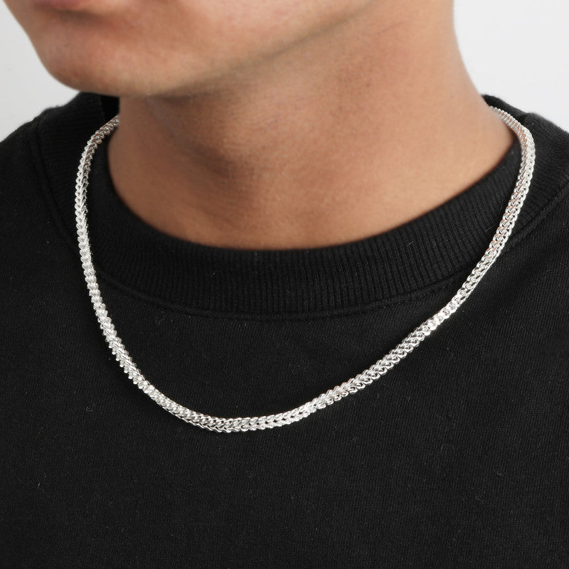 Model wearing a unique-style silver finger unique style chain – trendy and stylish silver jewellery