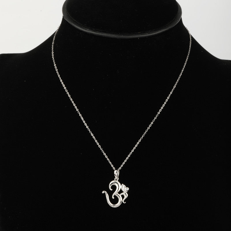 Men wearing Silver Om Chain Pendant – stylish spiritual silver necklace for men
