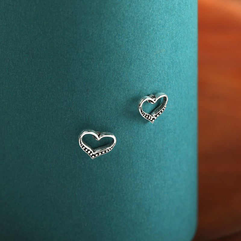 Sterling silver heart stud earrings – stylish festive jewelry for Diwali, Bhai Dooj, and Karwa Chauth gifting.