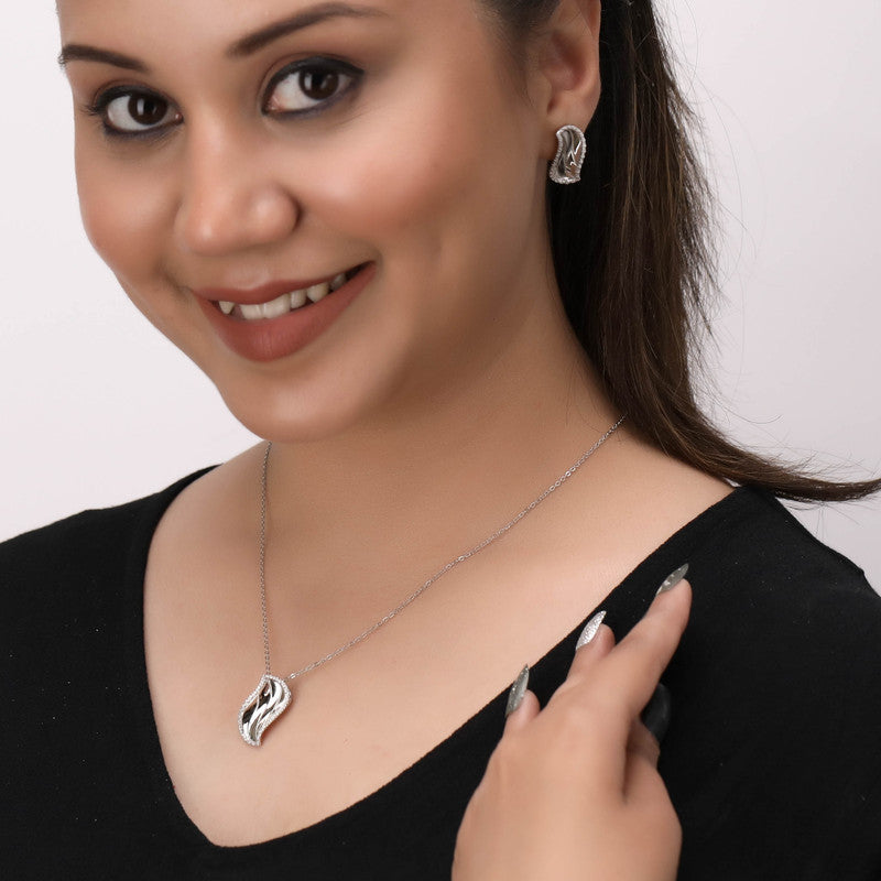 Woman wearing 925 silver designer pendant set – stylish ethnic jewelry