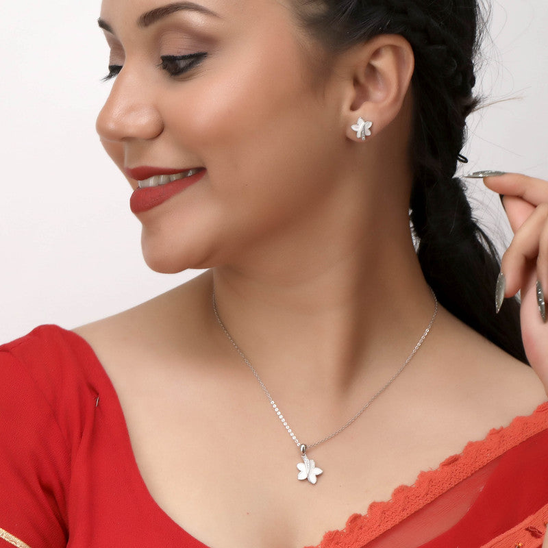 Woman wearing 925 silver floret pendant and earrings – stylish ethnic jewelry set