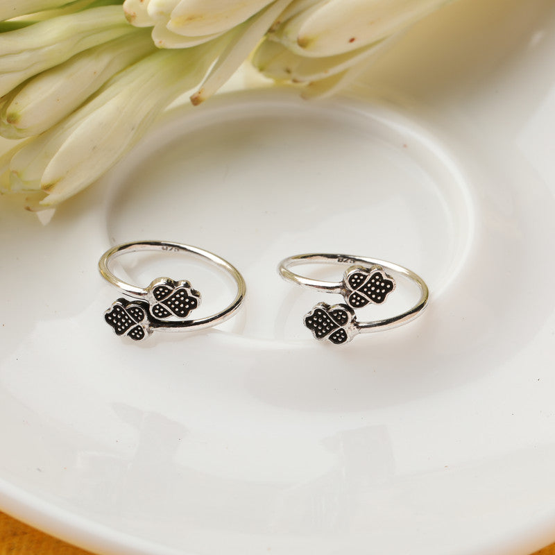 925 silver open flower toe ring displayed with props – floral silver accessory