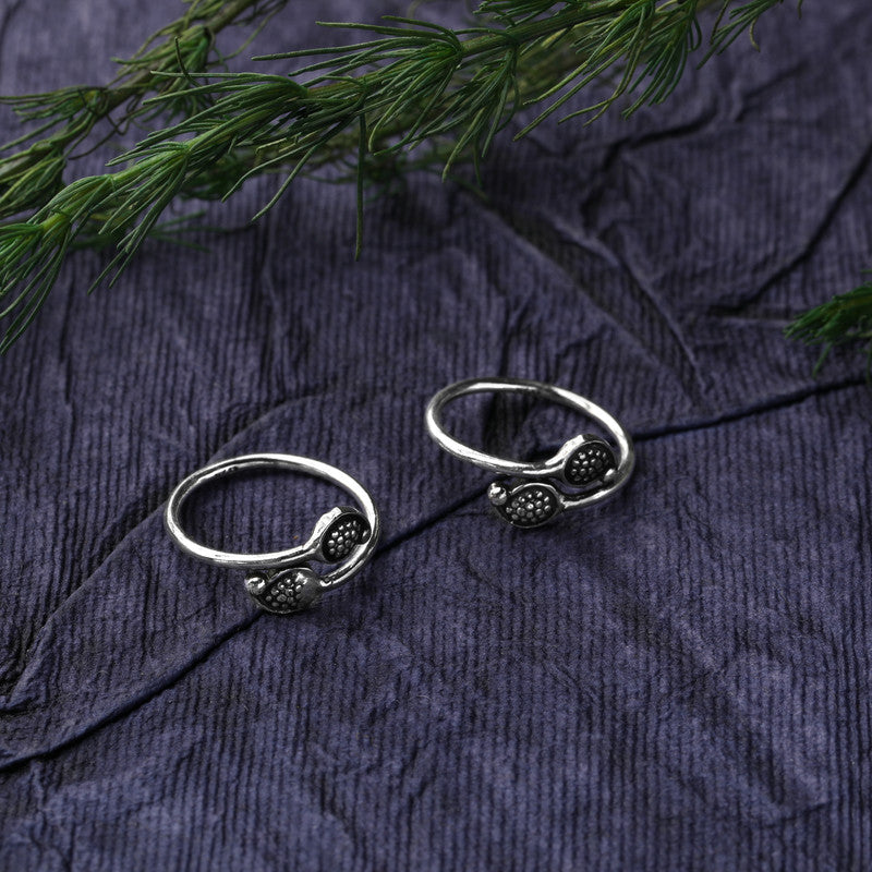 925 silver open paisley toe ring displayed with props – traditional paisley silver accessory