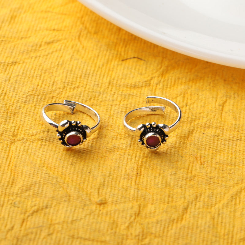 925 silver ornate toe ring displayed with props – traditional silver accessory