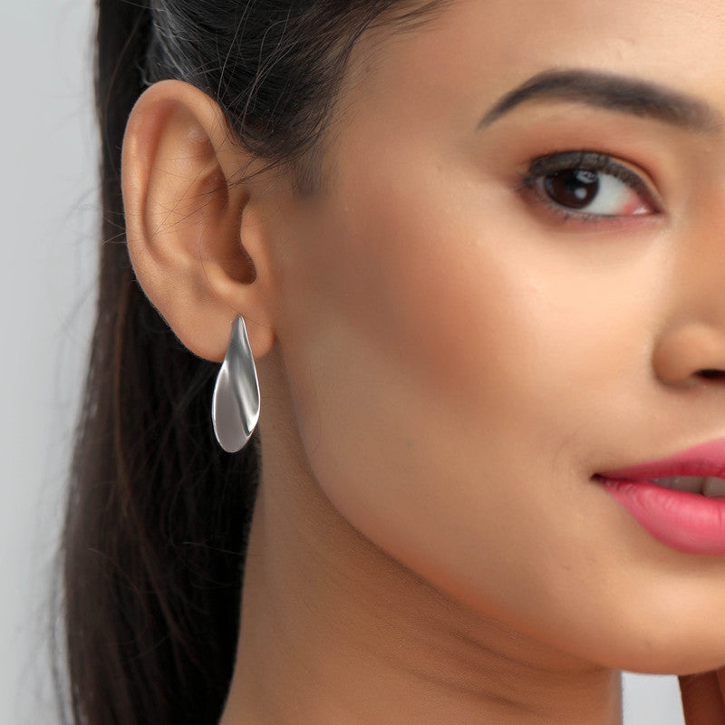 Girl wearing 925 Silver Seashell Stud Earrings – perfect Raksha Bandhan and festive gift for sisters and loved ones.