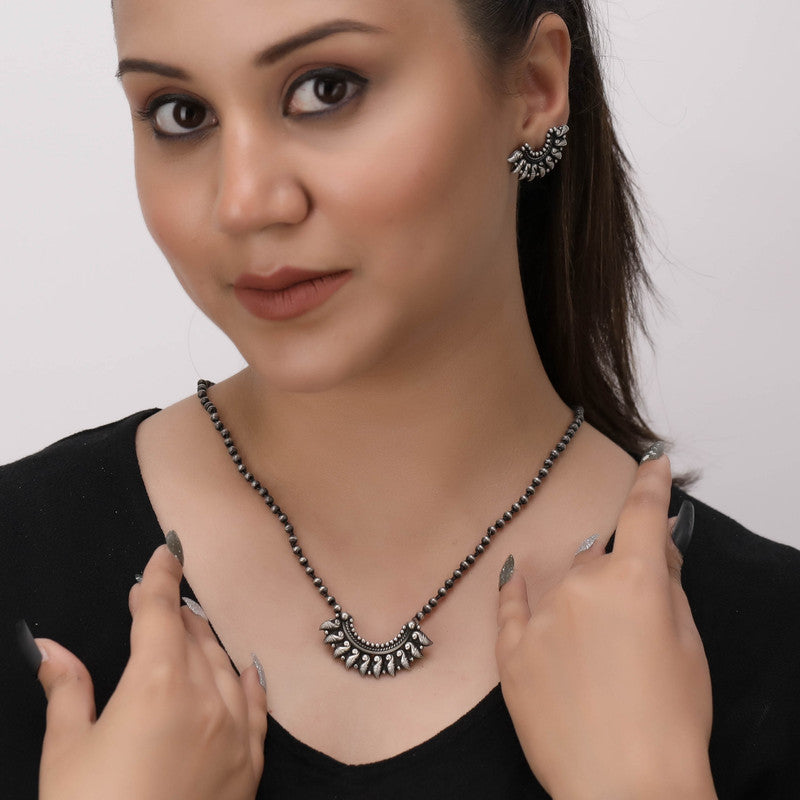 Model wearing 925 Silver Semi-Circle Pendant Necklace – stylish Navratri and wedding festive jewellery