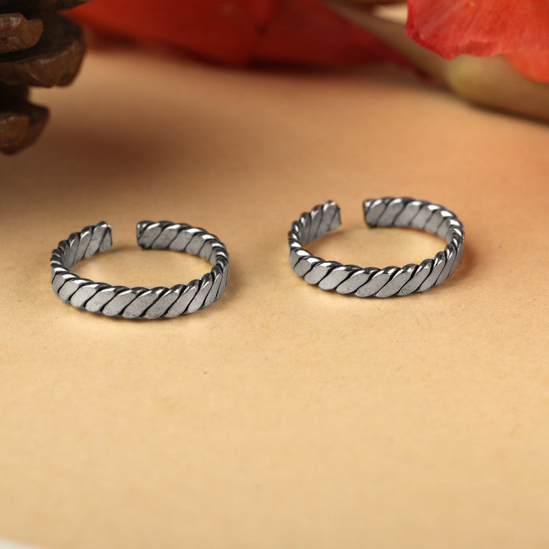 925 silver slanting line toe ring displayed with props – traditional silver accessory