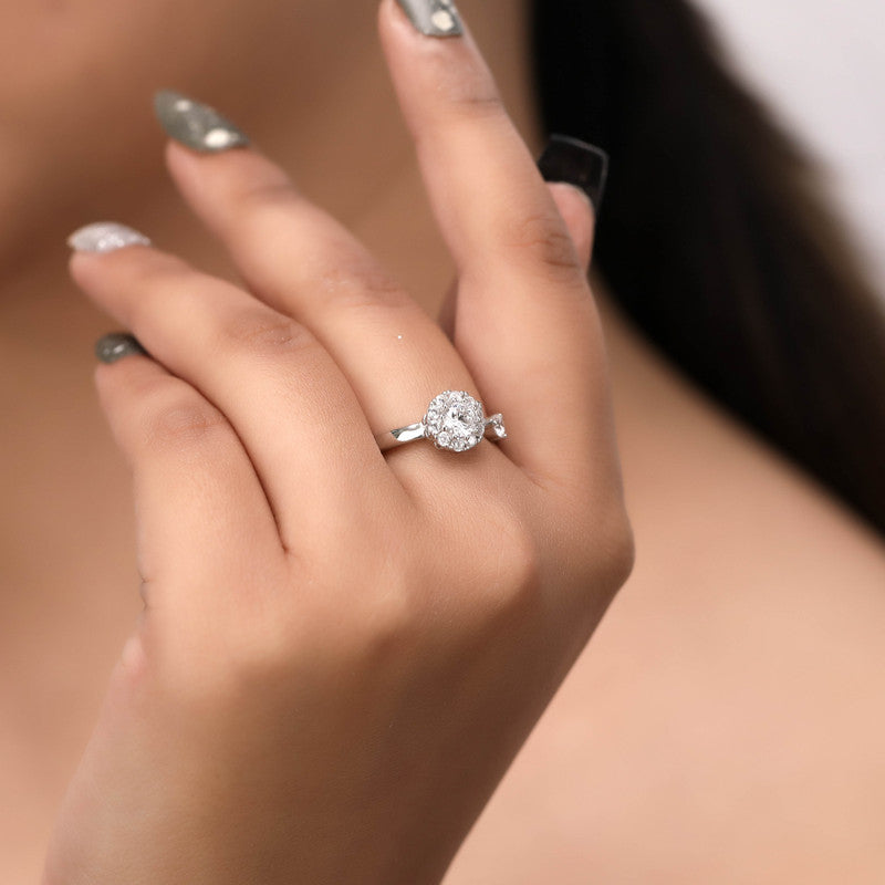 Woman wearing 925 silver spinning floral ring – stylish ethnic jewelry