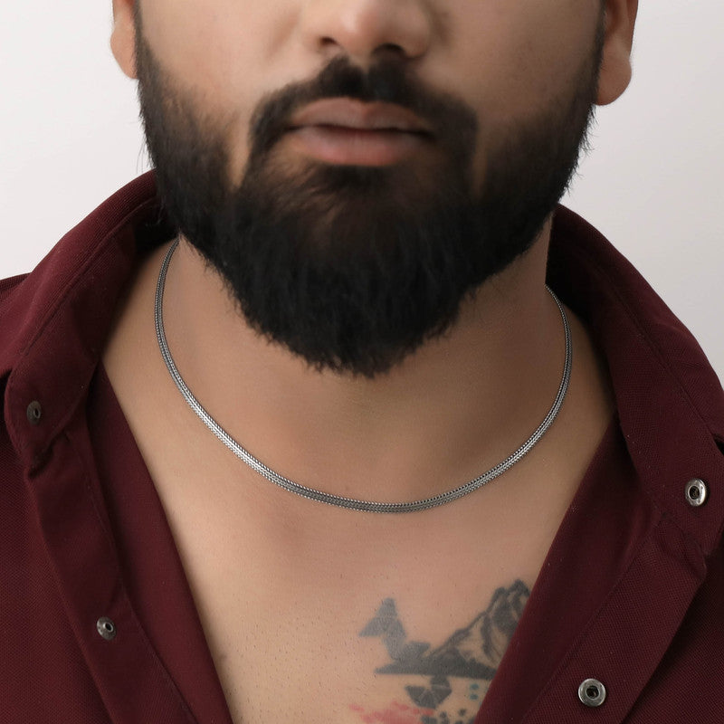 Man wearing 925 Sterling Silver Mufasa Chain Necklace with Stylish Bold Chain Design