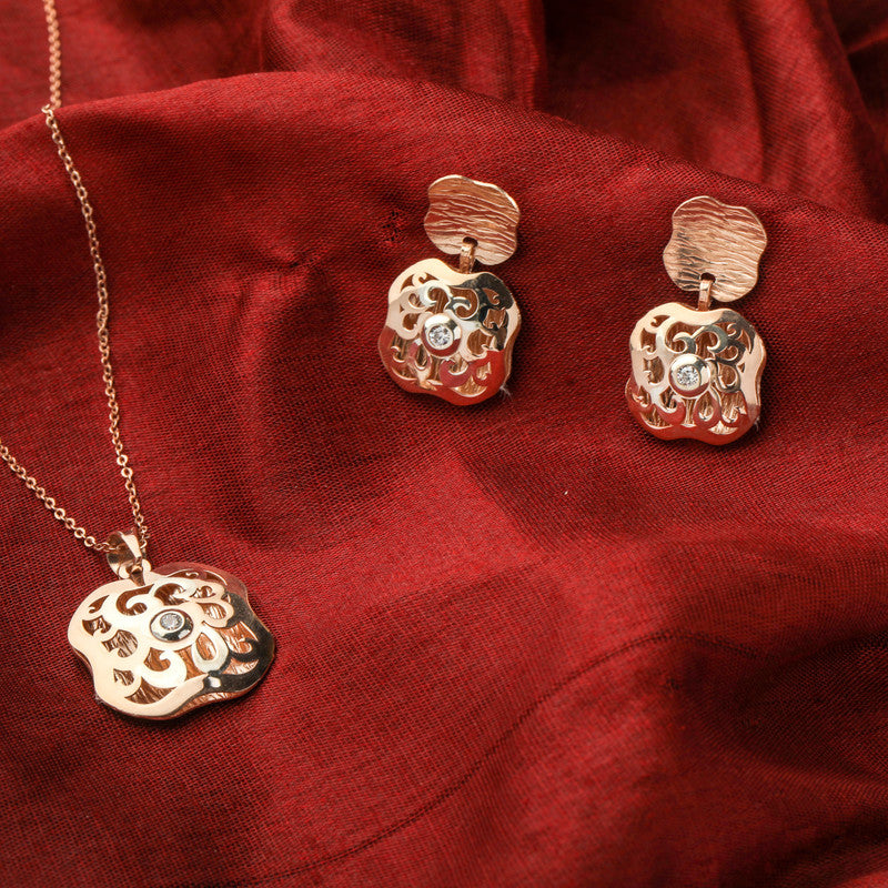 Radiant 925 silver cave pendant, glowing accessory for Diwali wear and party nights.