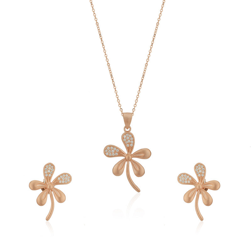 925 silver five leaf pendant set with leaf design, stylish festive jewellery gift for women.