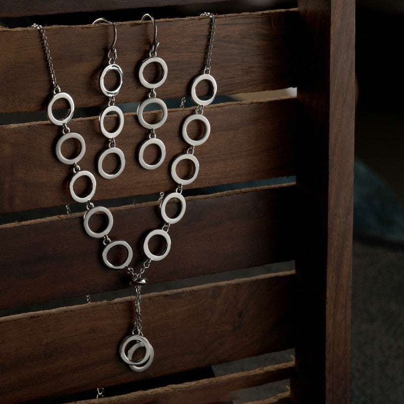 Close-up of interlinked silver rings pendant on chain — premium jewellery gift for Diwali, Eid, and anniversaries.