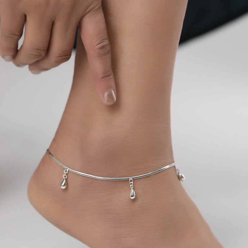 Woman wearing oval drop anklet in silver, chic jewellery for Navratri wear and festive looks.