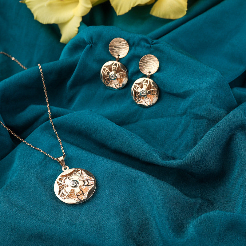 Shimmering 925 silver queen flower pendant, radiant choice for Karwa Chauth and Diwali wear.