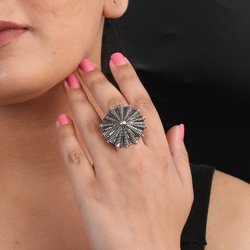 Model wearing Filigree Antique Ring 925 Silver – stylish Navratri and wedding festive jewellery