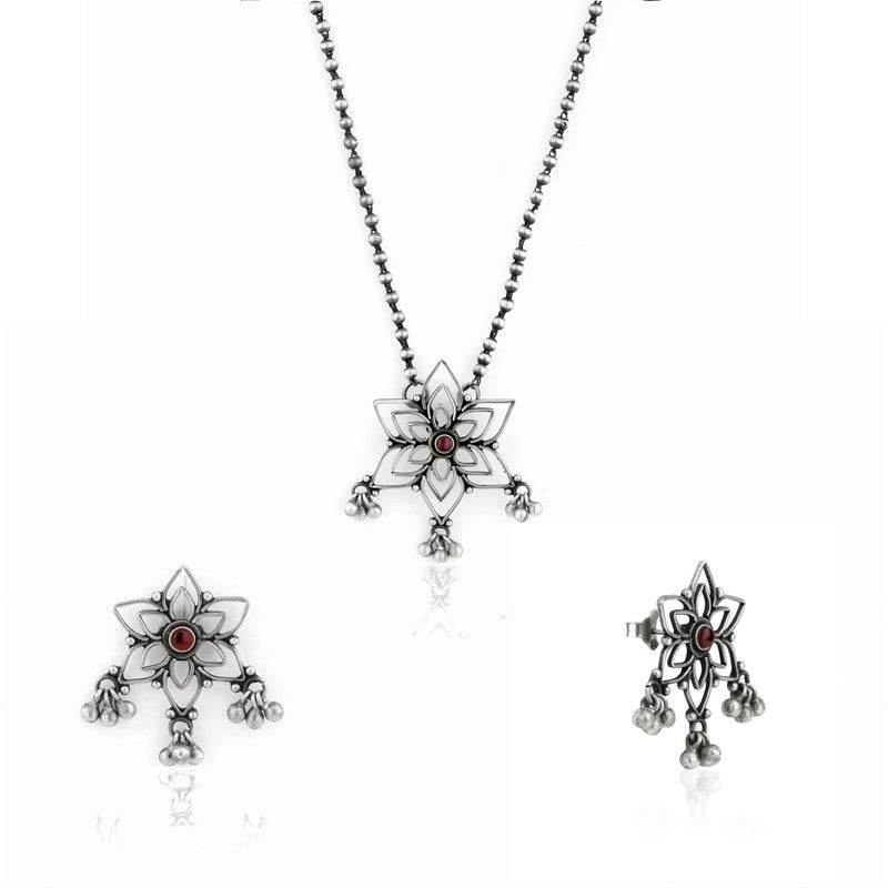 Close-up of Oxidized Silver Star & Leaves Pendant – traditional 925 silver festive jewellery design