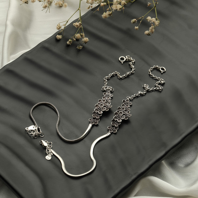 Stylish oxidized silver charm anklet with detailed design – Silviya silver anklet Prop Image