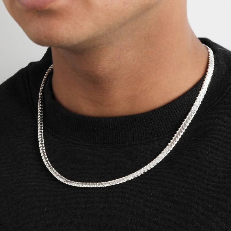 Men wearing Silver Oval Finger Chain – fashionable silver necklace for men’s style